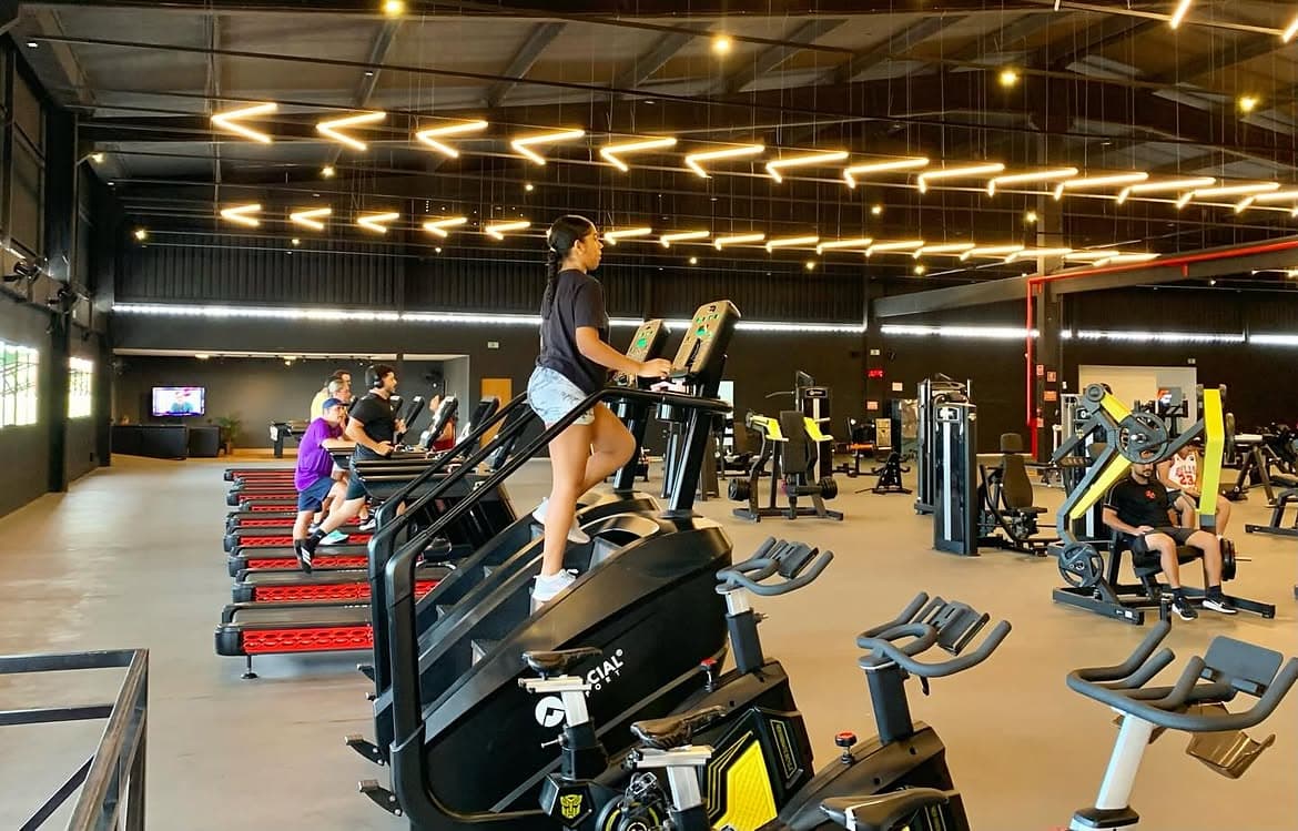 Escada, bikes e esteiras na área de cardio do CT Forma Fit